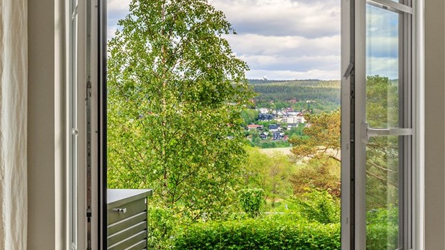 De store vindusflatene og utgangen til terrassen visker ut skillet mellom inne og ute.