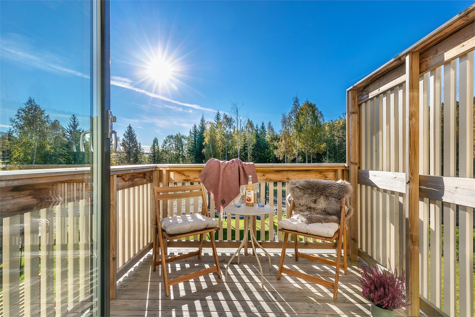 To altaner på hver sin side av huset, så man kan følge solen hele dagen. Stor markise over denne altanen for god solskjerming.