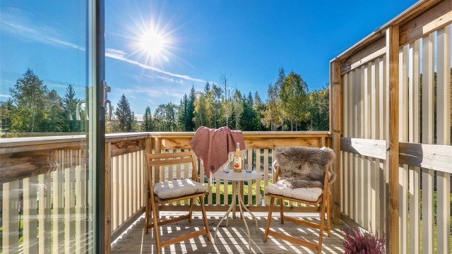 To altaner på hver sin side av huset, så man kan følge solen hele dagen. Stor markise over denne altanen for god solskjerming.