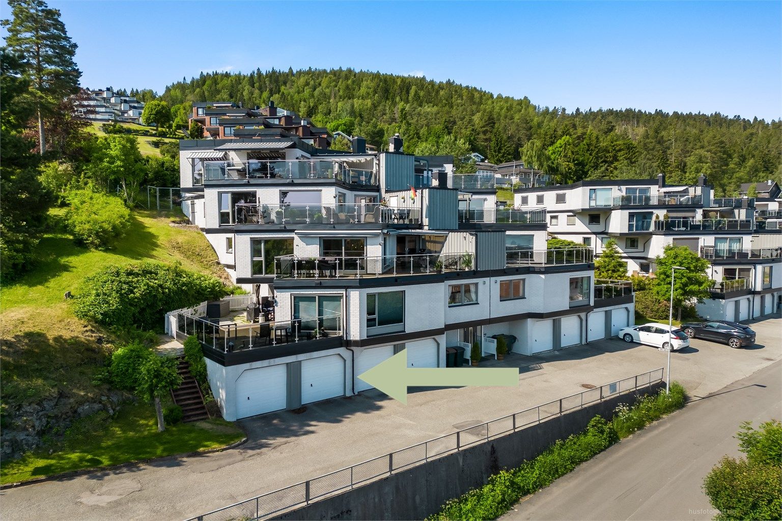 Denne eiendommen har tinglyst disposisjonsrett til garasjeplass i Huldreveien 24.