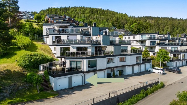 Denne eiendommen har tinglyst disposisjonsrett til garasjeplass i Huldreveien 24.