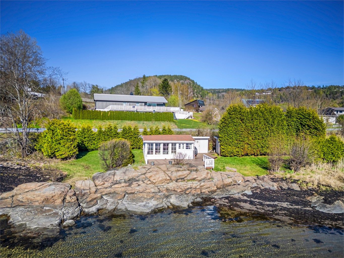 Idyllisk og sjarmerende sommerhytte med egen strandlinje.
Foto: Ole Thoresen