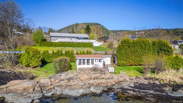 Idyllisk og sjarmerende sommerhytte med egen strandlinje.
Foto: Ole Thoresen