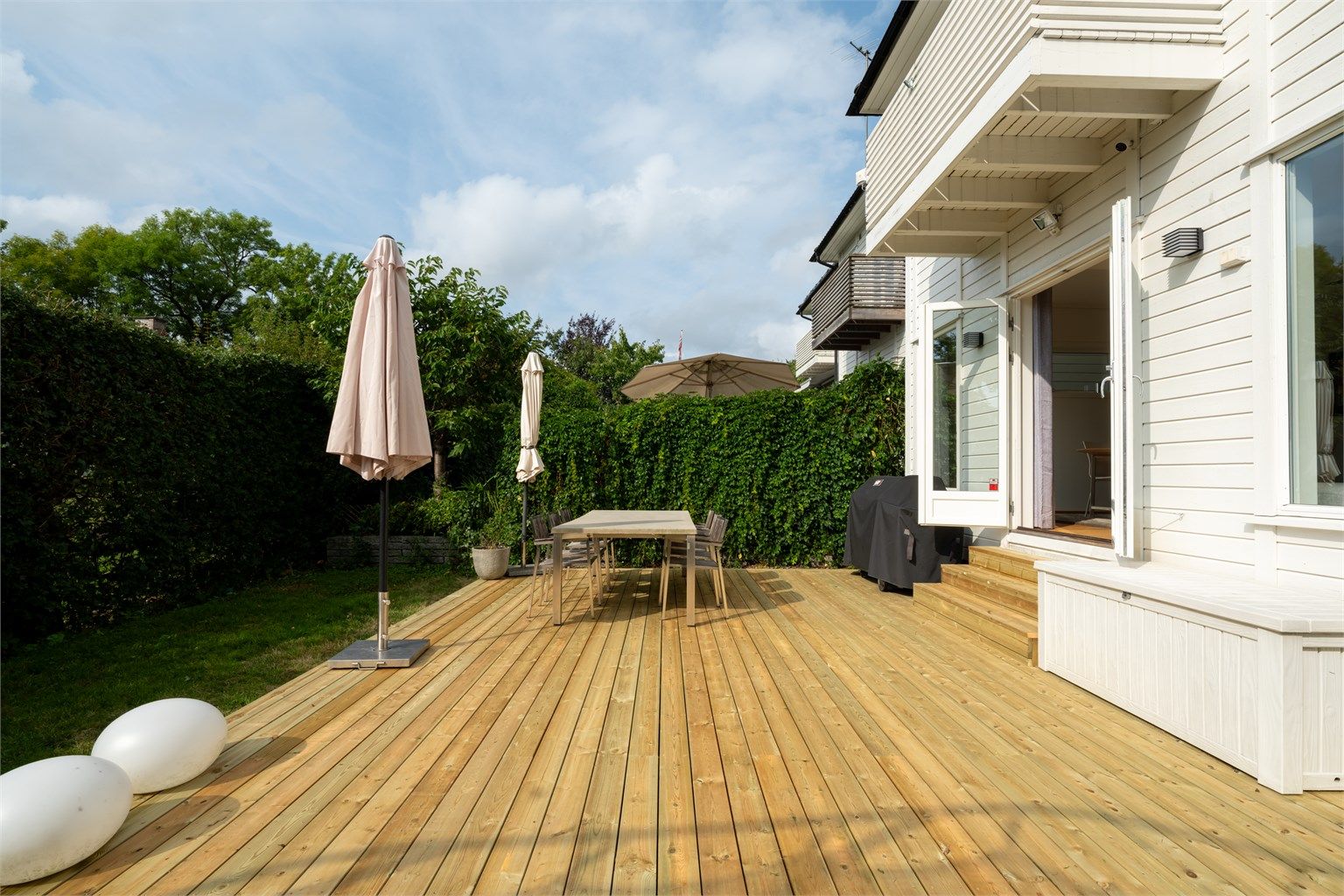 Dette er et hjem med god plass til familien. Kort vei til offentlig transport og flotte grøntområder.