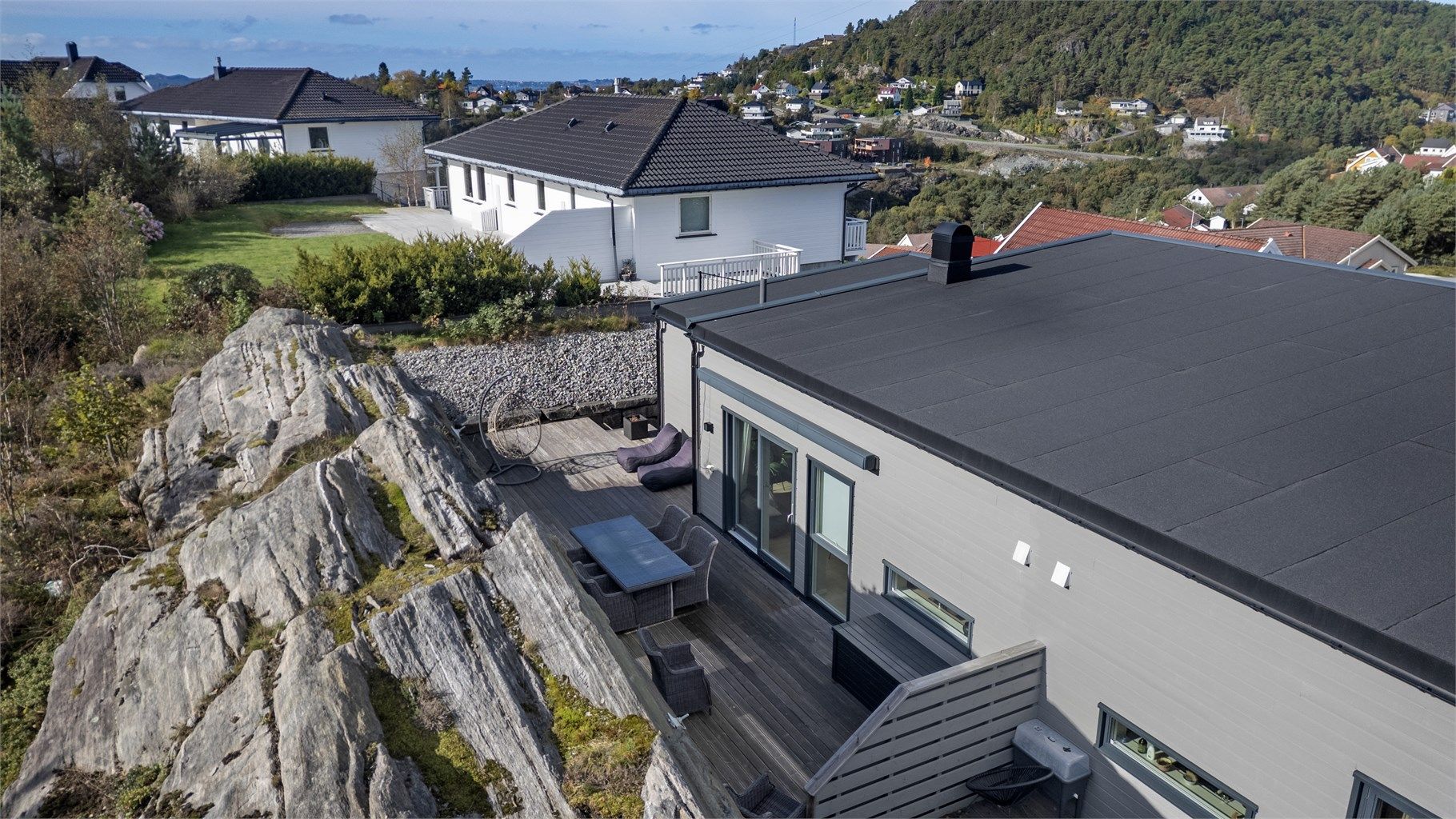 Flotte solrike uteplasser. Terrassemarkise ved skyvedør til terrasse