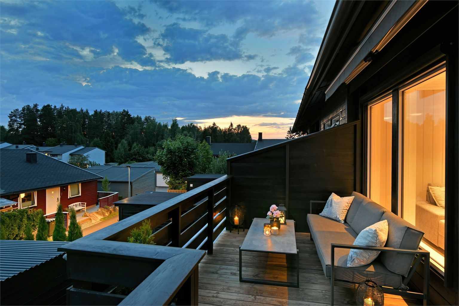 Balkong - utgang til solrik balkong med markise - gode solforhold med sol til sent på kveld