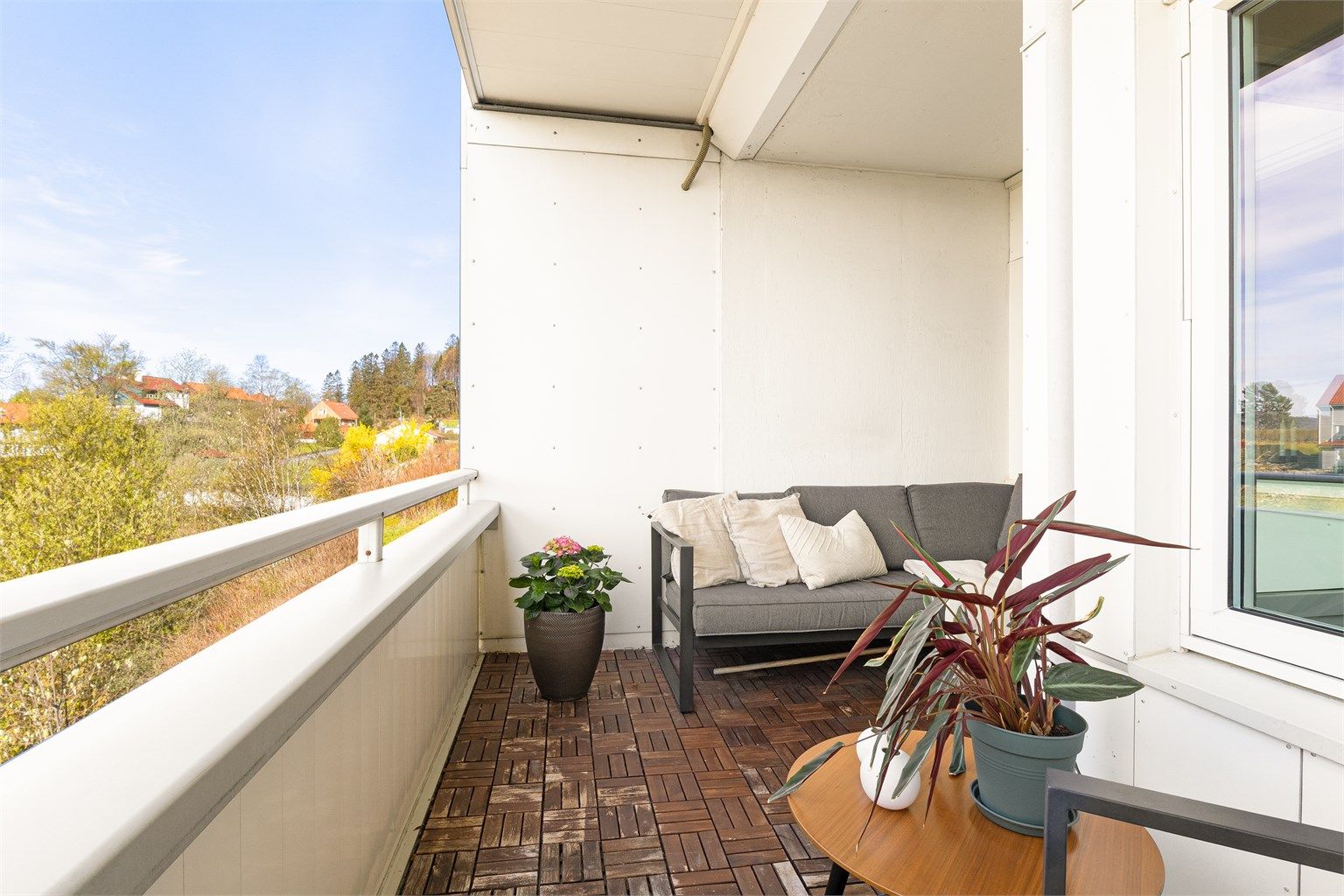 Bruk av gassgrill eller elektrisk grill er tillatt og det er flere møbleringsmuligheter på balkongen.