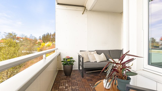 Bruk av gassgrill eller elektrisk grill er tillatt og det er flere møbleringsmuligheter på balkongen.