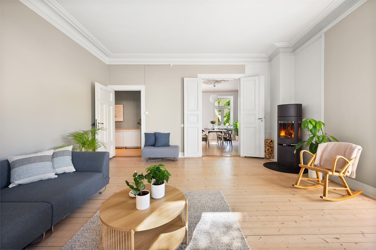 Stuen er av god størrelse og det er flere møbleringsmuligheter. 