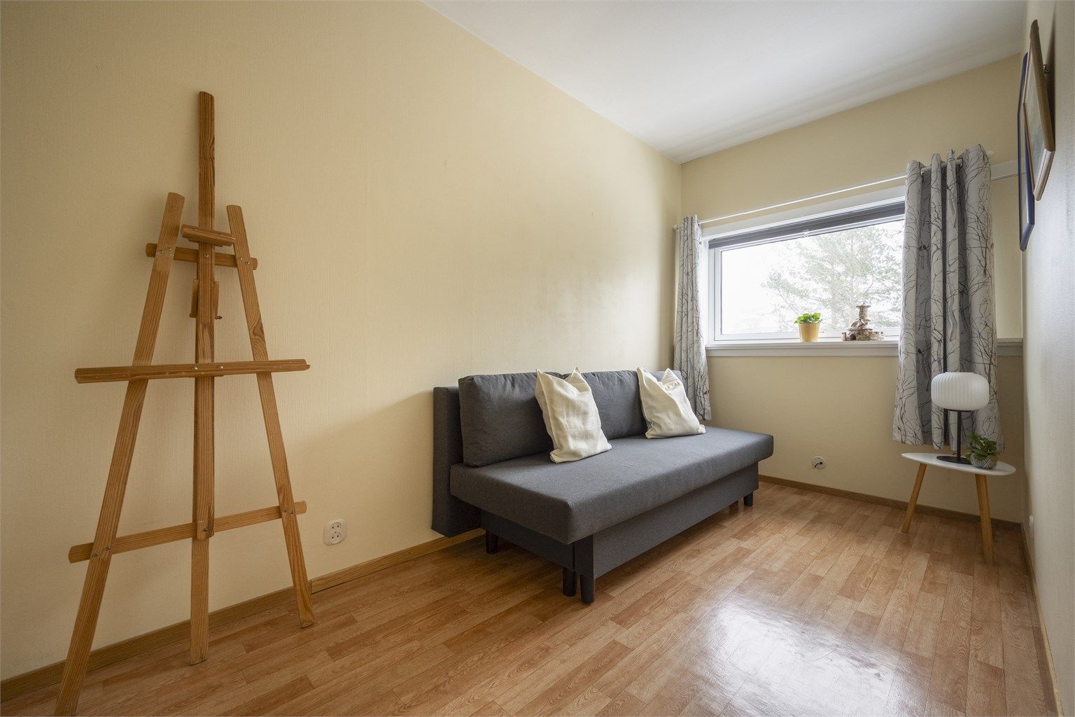 Leilighetens andre soverom er også romslig og passer ypperlig som barnerom, gjesterom eller kontor