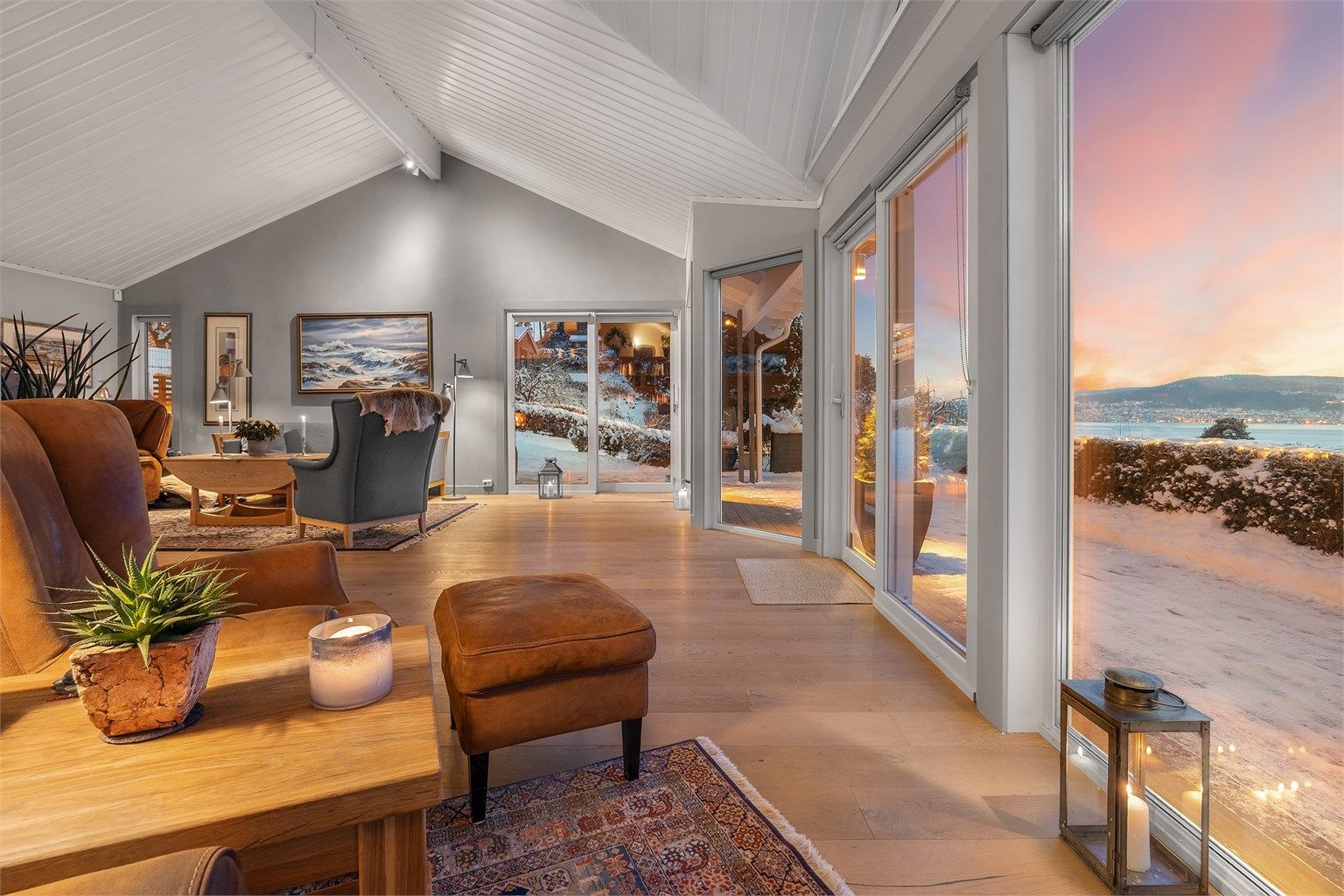 Stuen er gjennomgående med god takhøyde, som gir en luftig atmosfære.