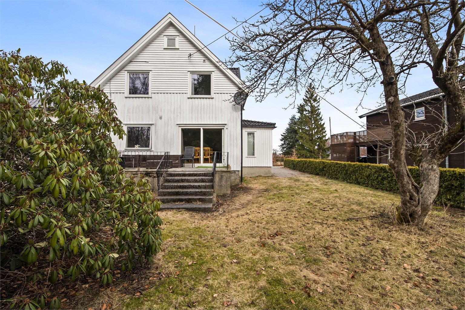 Dette er perfekt beliggenhet for den som pendler i jobben og benytter E-18 som ligger innen kort bilavstand.