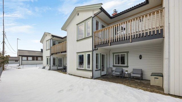 Beliggenheten er strategisk med kun 10 minutter til Gardermoen og kort vei til Kløfta stasjon.