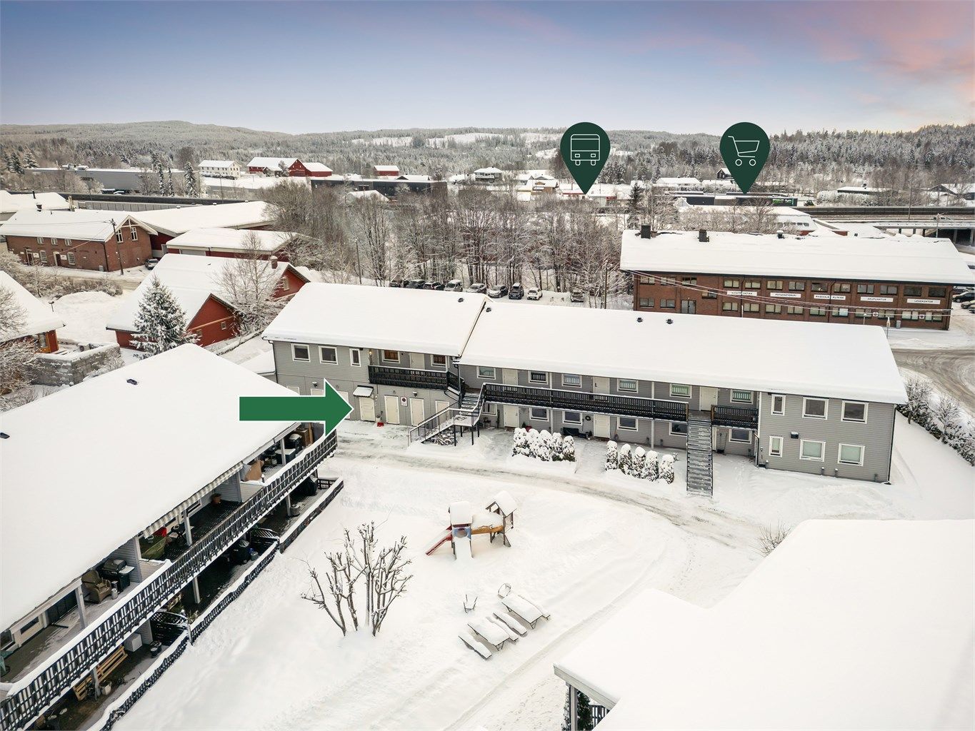 Kort gangavstand til dagligvarehandel på Kiwi Lierskogen, bensinstasjon og bussholdeplass med gode forbindelser