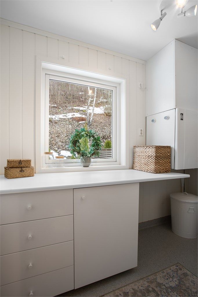 Teknisk rom med adkomst fra toalettrom. Innredet med benkeplate med laminert flate og benkeskap med slette fronter. Sentralstøvsuger medfølger. 