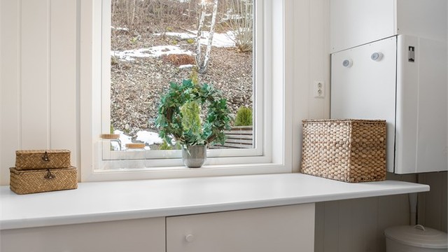 Teknisk rom med adkomst fra toalettrom. Innredet med benkeplate med laminert flate og benkeskap med slette fronter. Sentralstøvsuger medfølger.