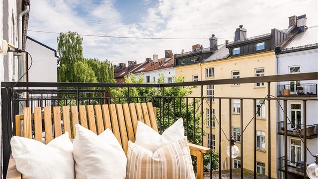 Den sydvestvendte balkongen på ca. 3,3 kvm vender mot en rolig bakgård