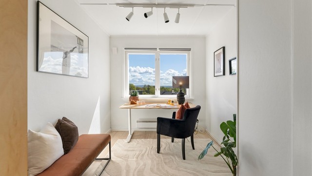 Et av rommene er i dag innredet som hjemmekontor med fin utsikt over nærområdet.
