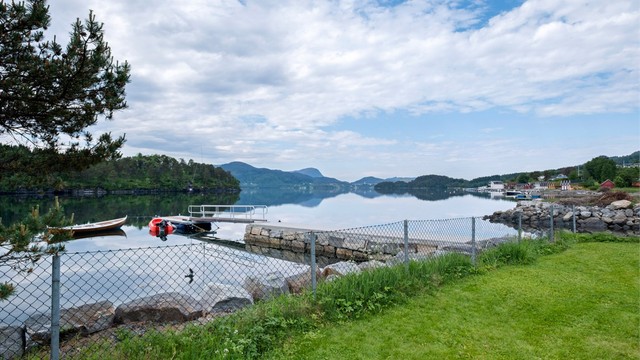 Eiendommen har en sentral, men likevel usjenert beliggenhet ved sjøen