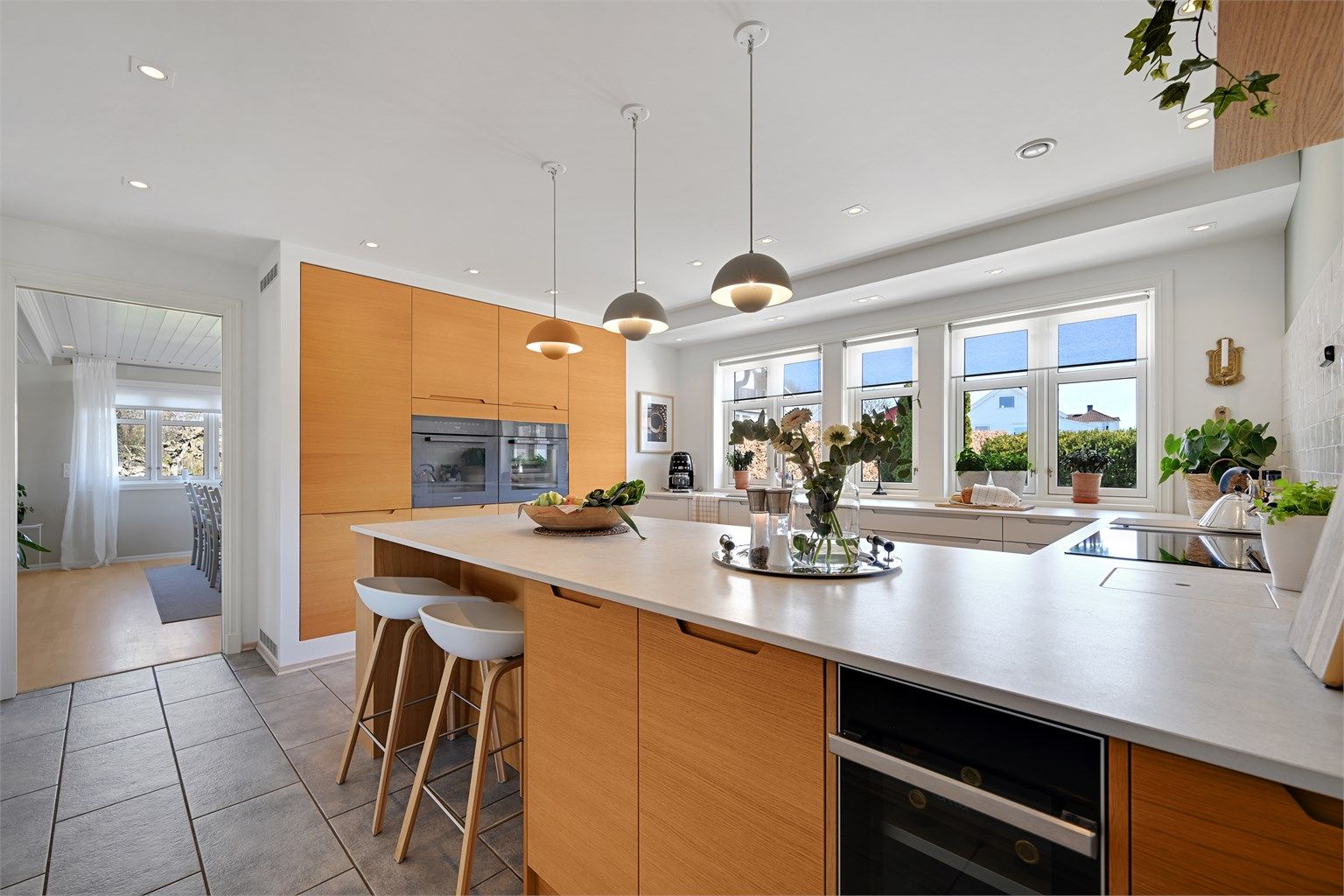 Kjøkkenet er fullt utstyrt med blant annet to kjøleskuffer, dampovn, komfyr og Quooker.