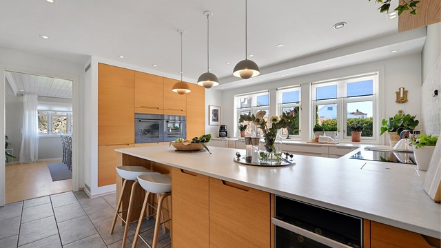 Kjøkkenet er fullt utstyrt med blant annet to kjøleskuffer, dampovn, komfyr og Quooker.