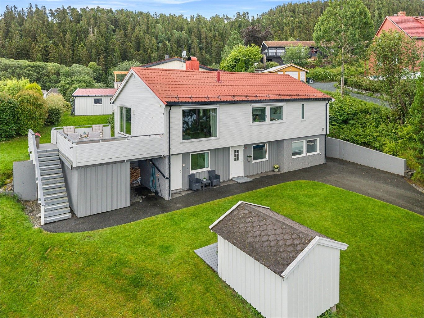 Velkommen til Amtmannssvingen 18! En innholdsrik enebolig med stor og opparbeidet tomt, flott utsikt, romslig veranda og gode utearealer.
