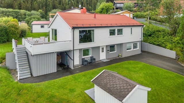 Velkommen til Amtmannssvingen 18! En innholdsrik enebolig med stor og opparbeidet tomt, flott utsikt, romslig veranda og gode utearealer.