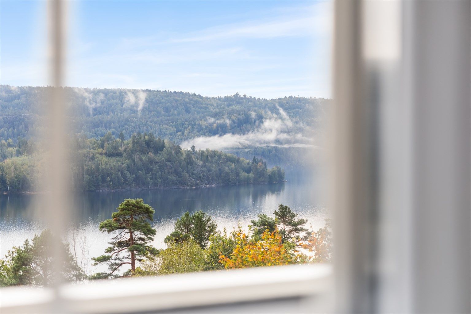 Utsikt mot Songevannet og de omkringliggende skogkledde åsene.