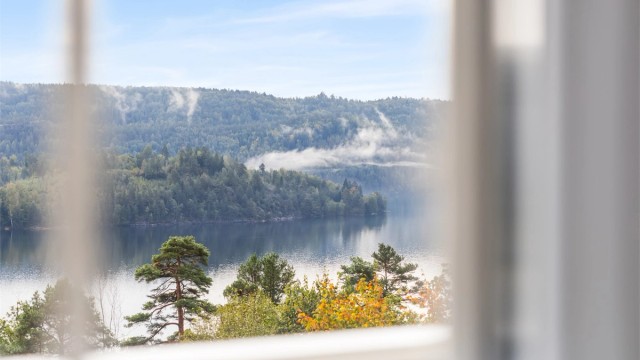 Utsikt mot Songevannet og de omkringliggende skogkledde åsene.