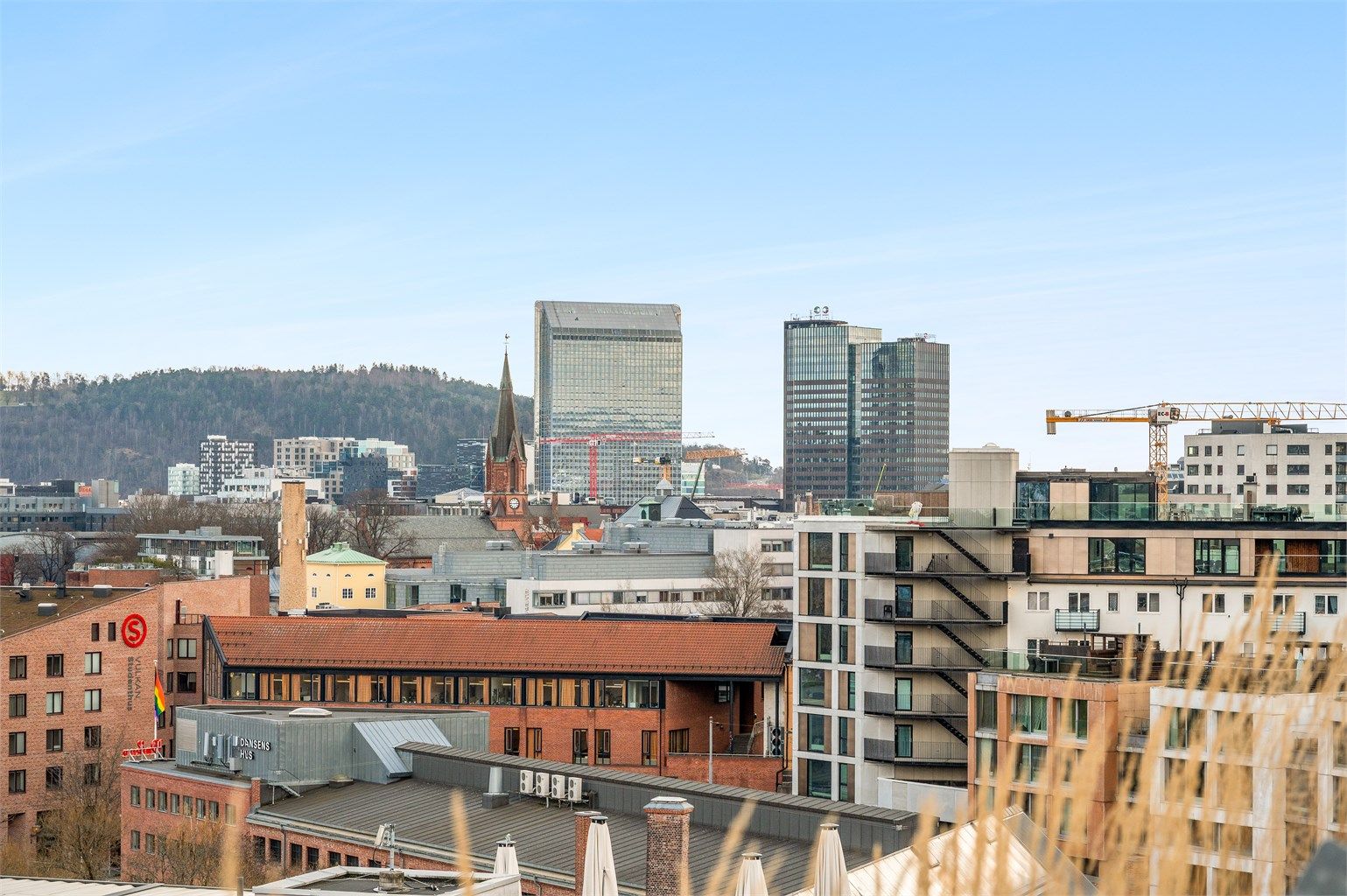 Fra takterrassen er det en åpen og vidstrakt utsikt over store deler av byen.