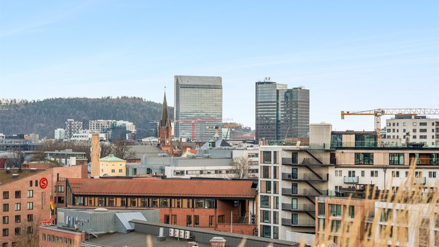 Fra takterrassen er det en åpen og vidstrakt utsikt over store deler av byen.
