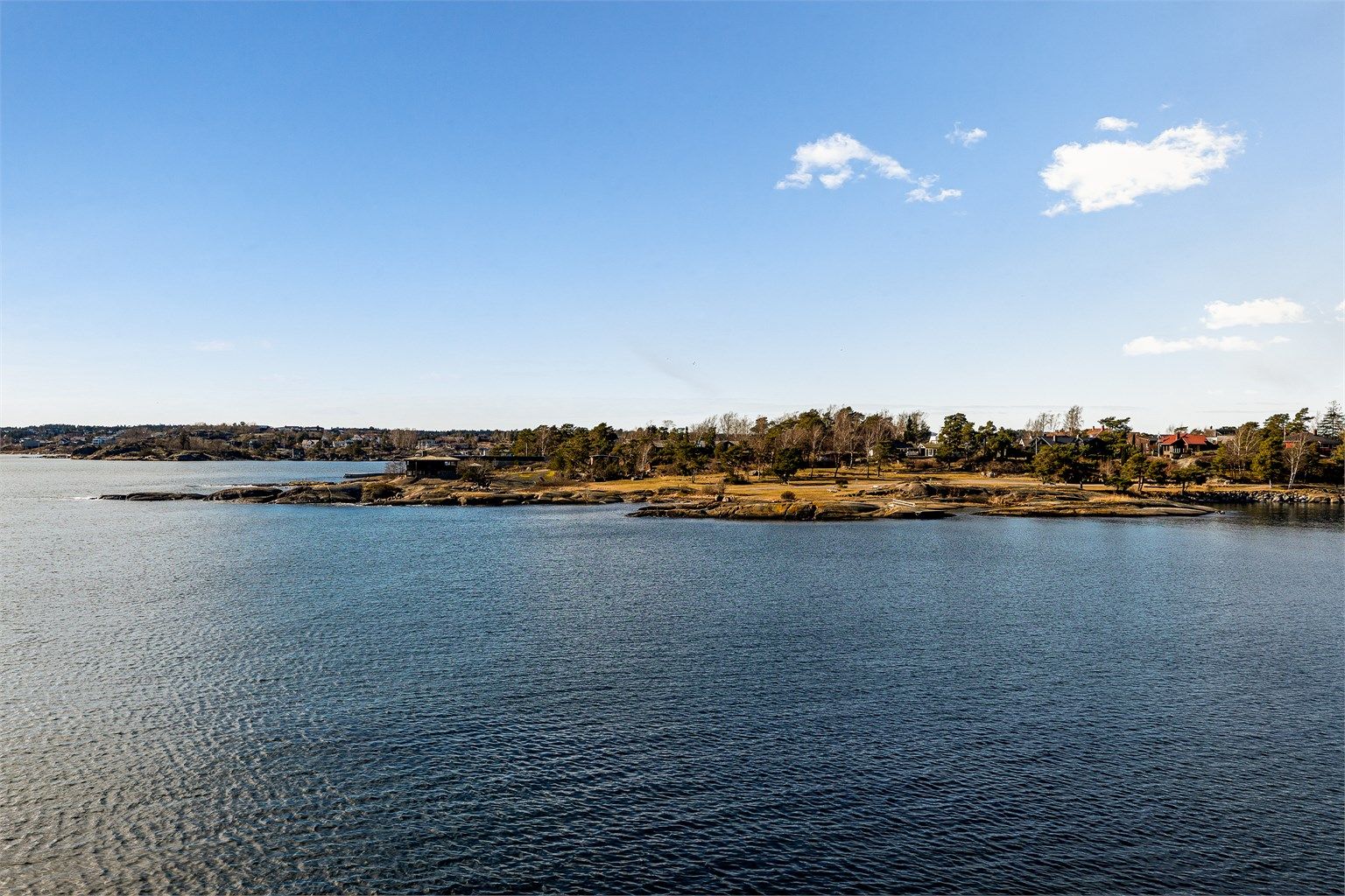 Fra eiendommen får du nydelig utsikt mot sjøen og vest, samt rikelig med sol.