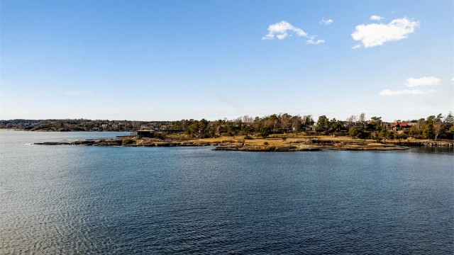 Fra eiendommen får du nydelig utsikt mot sjøen og vest, samt rikelig med sol.