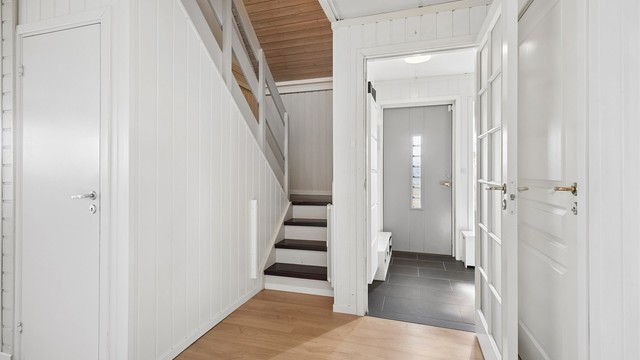 Trapp fra stue og kjøkken som gir adkomst til boligens 2. etasje.