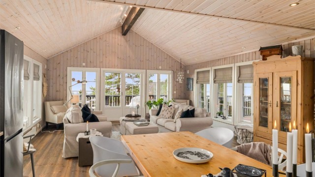 Lun og lettstelt hyttestil med elementer fra både fortid og nåtid.