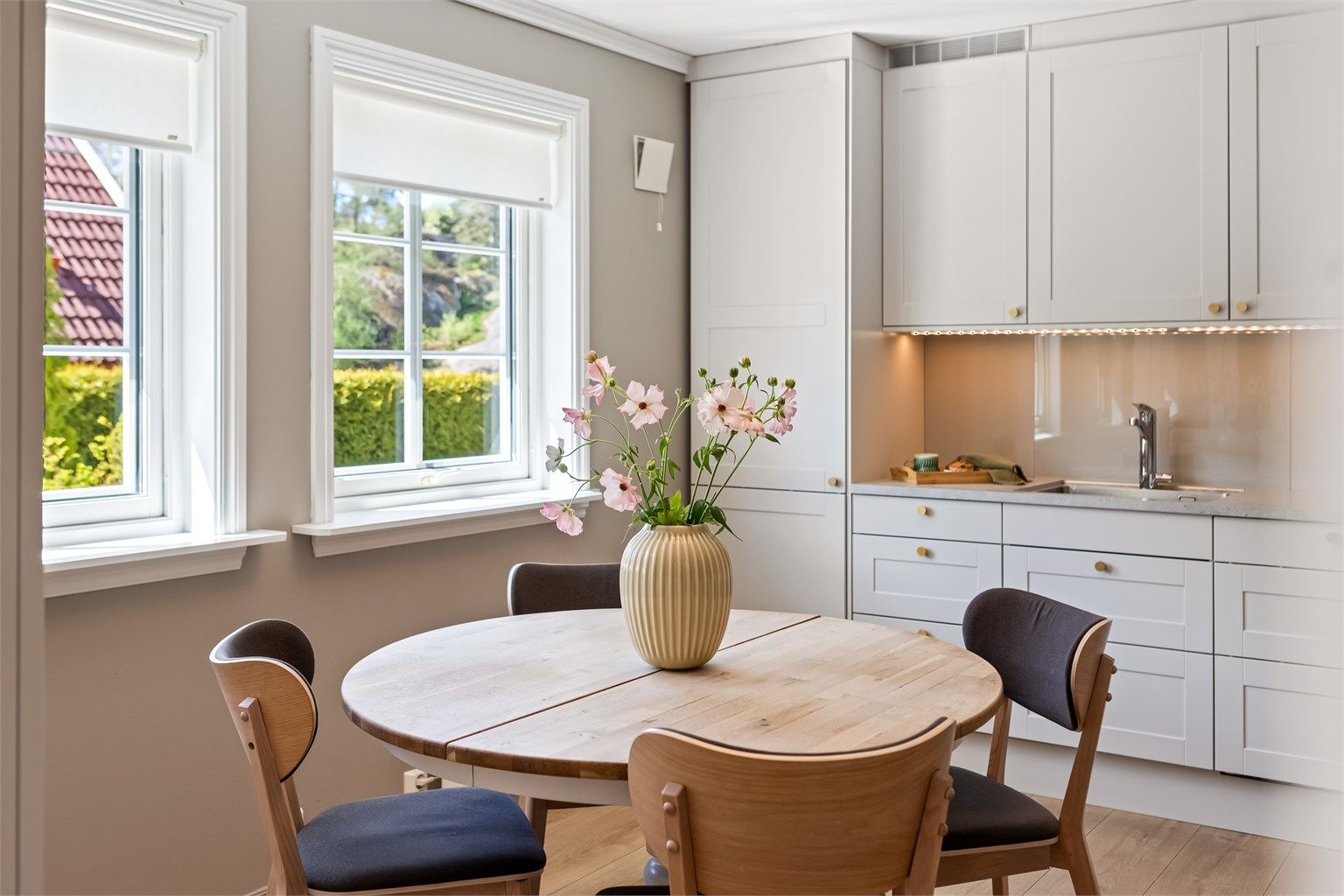 God plass til spisebord på kjøkkenet