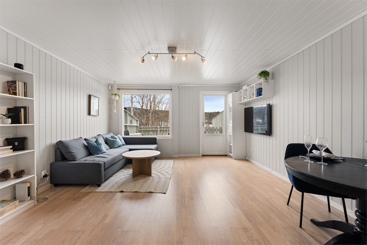 Stuen er boligens samlingspunkt, med god plass til både sofagruppe og spisebord.