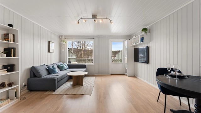 Stuen er boligens samlingspunkt, med god plass til både sofagruppe og spisebord.