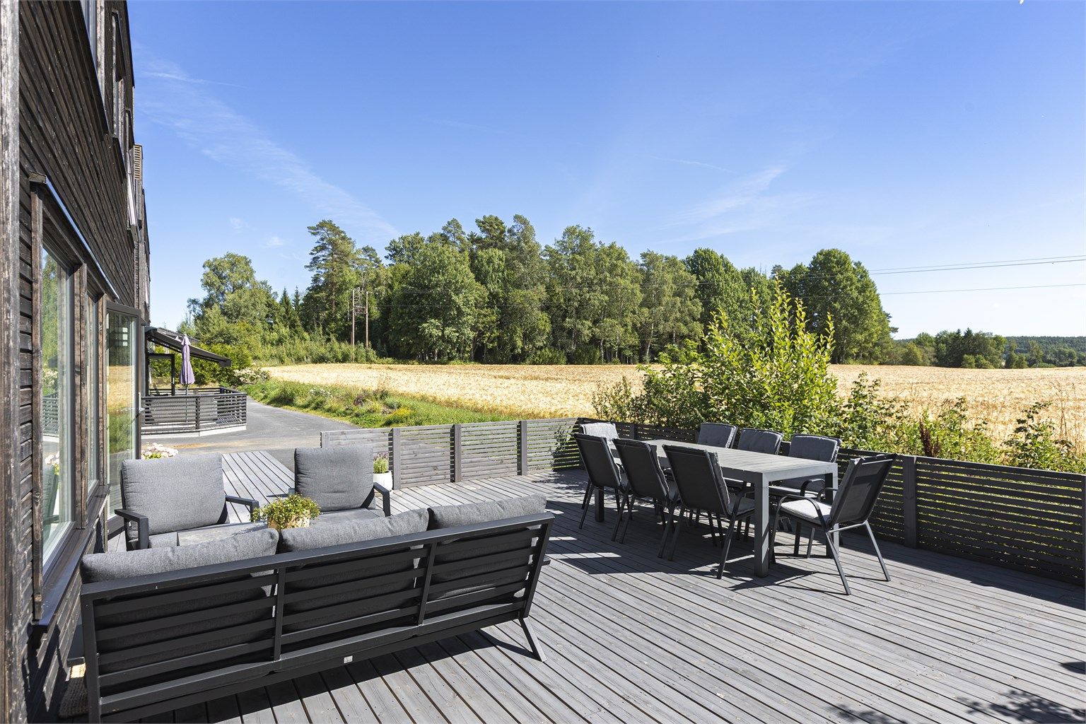 Den store terrassen på 57 m² ligger usjenert til i en blindvei, med utsikt mot åpent landskap.