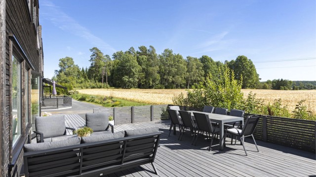 Den store terrassen på 57 m² ligger usjenert til i en blindvei, med utsikt mot åpent landskap.