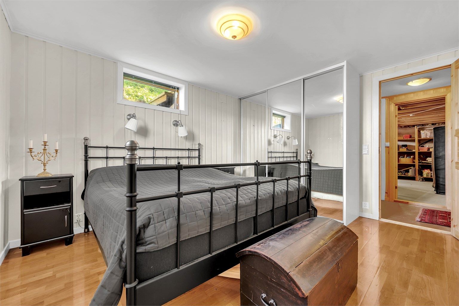 God oppbevaringsplass i skyvedørsgarderobe. Stille rom med perfekt temperatur sommer som vinter. Varmekabler i gulv.