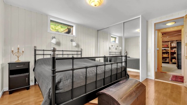 God oppbevaringsplass i skyvedørsgarderobe. Stille rom med perfekt temperatur sommer som vinter. Varmekabler i gulv.