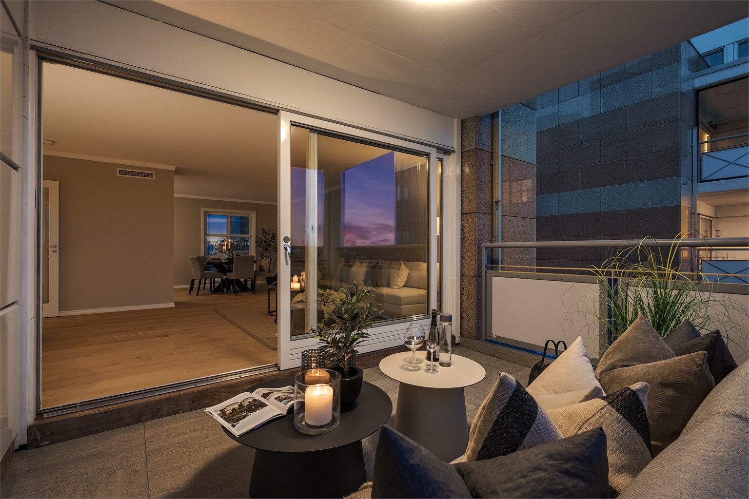 Sene kvelder kan nytes på balkongen. 