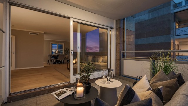 Sene kvelder kan nytes på balkongen.