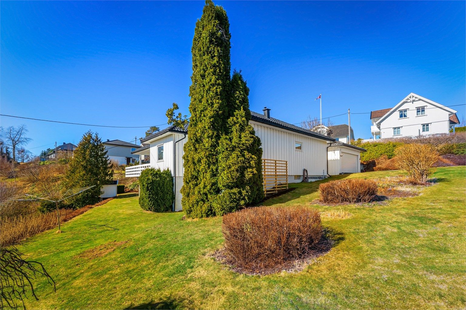 Innbydende familiebolig med stor hage og flotte uteområder