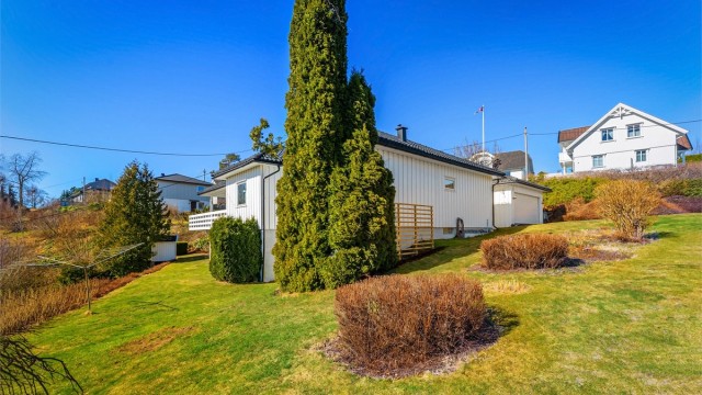 Innbydende familiebolig med stor hage og flotte uteområder