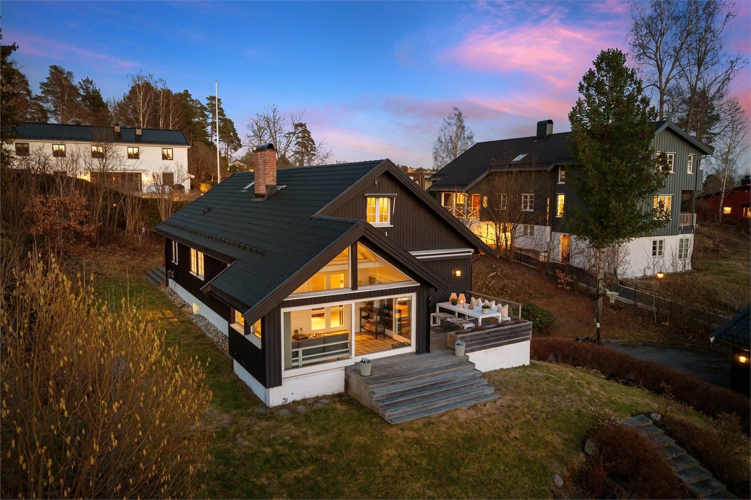 Her bor du i et veletablert og rolig nabolag, samtidig som du har gangavstand til alt en aktiv familie trenger i hverdagen