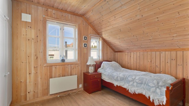 Alle soverommene har tilhørende garderobeløsninger og plass til seng, nattbord og kommode