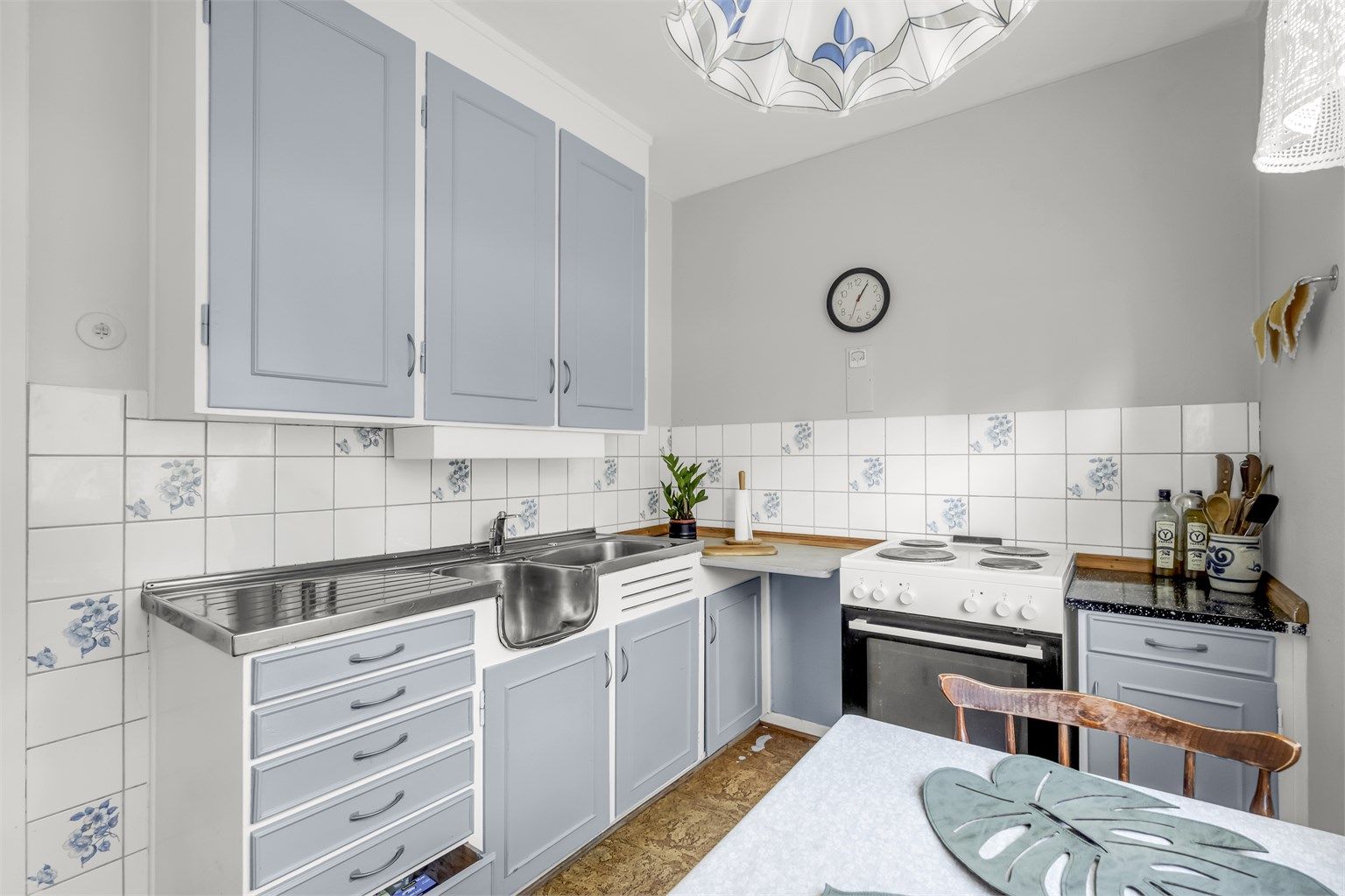 Separat og romslig kjøkken, med sjarmerende innredning fra byggeår.  Hyggelig spiseplass ved vinduet.