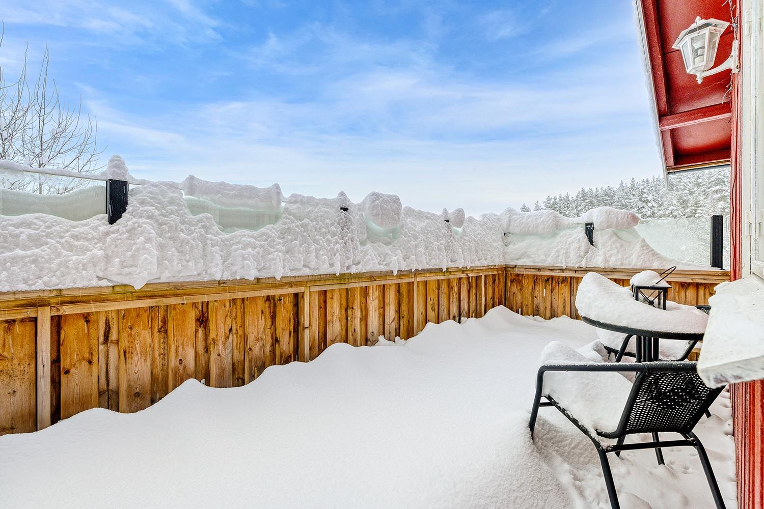 Romslig terrasse med plass til sittegrupper